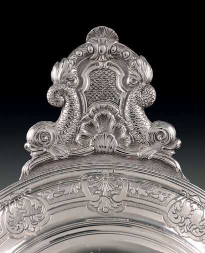 Covered silver bowl, the ears with contours...