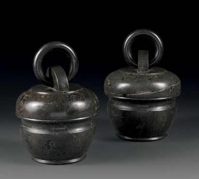 Paire de pots couverts en serpentine.
Le...