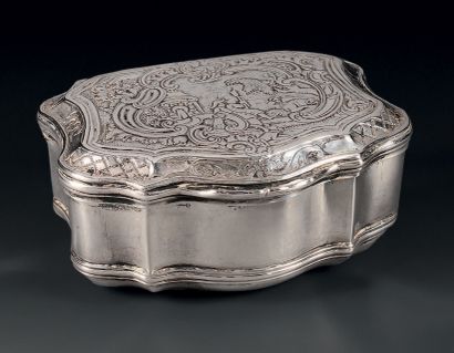 Silver snuffbox, with contours, the lid chased...