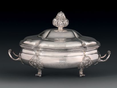 Oval tureen and its lid in silver, with contours,...
