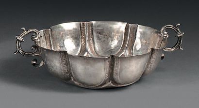 Petite coupe polylobée en argent, les anses...