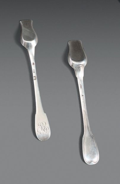 Deux pelles à sel en argent, modèle uni-plat...
