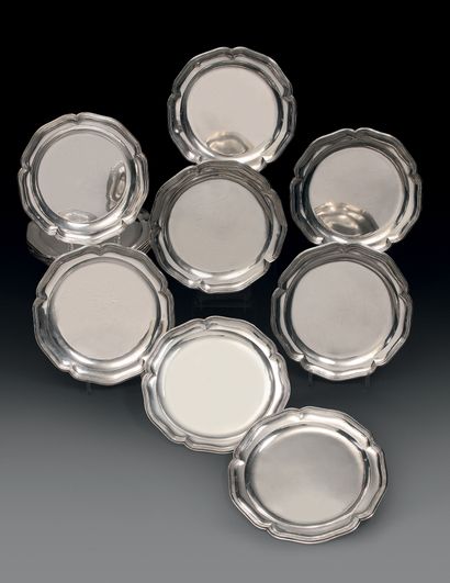 Twelve silver plates, the edge with contours...
