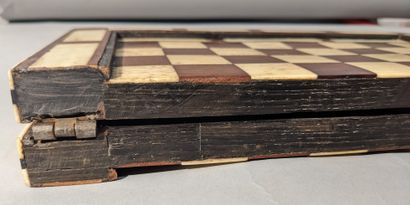 Coffret de jeu réversible, à décor plaqué...
