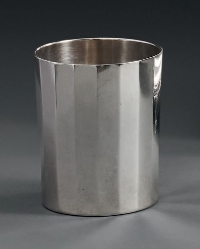 Timbale à pans en argent uni, à fond plat.
Sans...