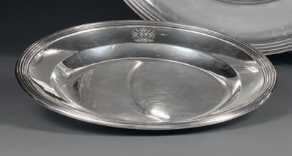 Deux assiettes en métal argenté, la bordure...