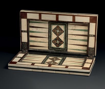 Coffret de jeu réversible, à décor plaqué...