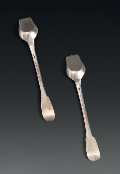Deux pelles à sel en argent, modèle uni-plat.
Paris,...