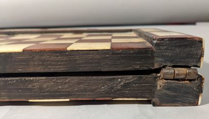 Coffret de jeu réversible, à décor plaqué...