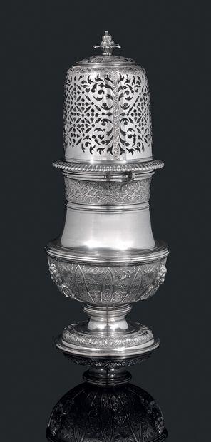Saupoudroir in silver, of baluster form,...