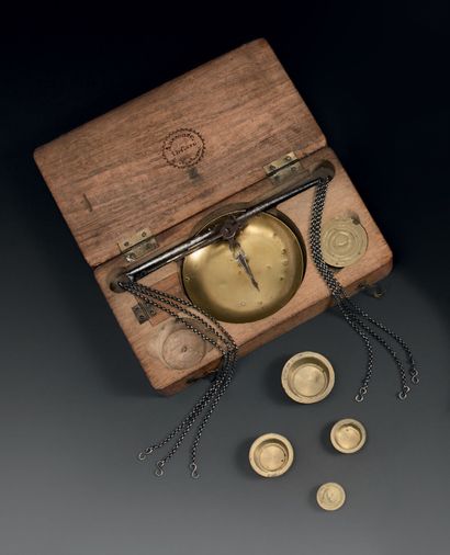Trébuchet d'orfèvre, dans son coffret en...