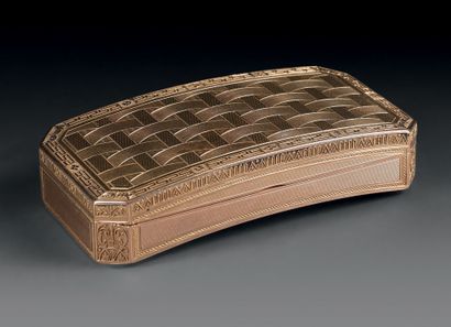 Rectangular gold snuffbox, arched form, with...