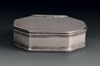 Rectangular box in plain silver, with sides,...