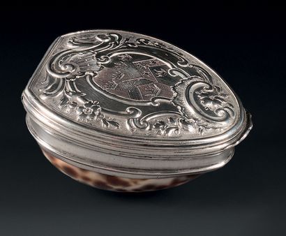 Shell forming snuffbox, the silver and vermeil...