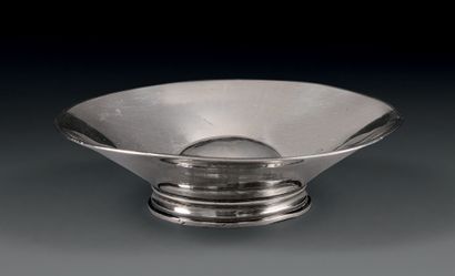 Silver umbilical wine cup, standing on a...