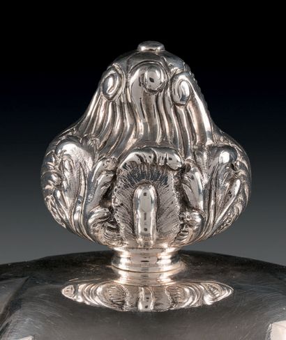 Oval tureen and its lid in silver, with contours,...