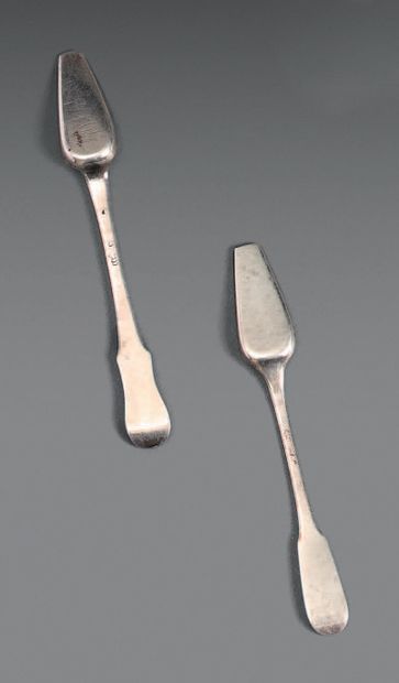 Deux pelles à sel en argent, modèle uni-plat...