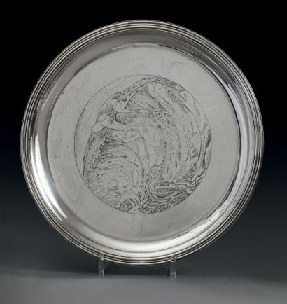 Plateau rond en argent, la bordure à moulures...