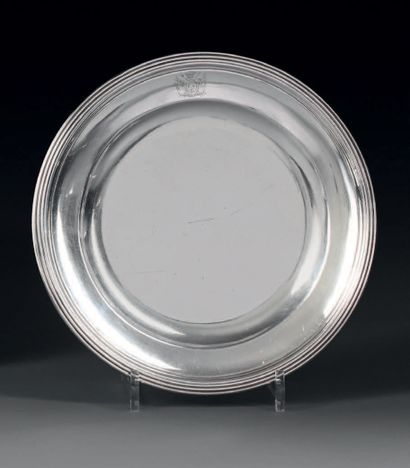 Deux assiettes en métal argenté, la bordure...