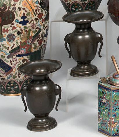 CHINE - Vers 1900.
Two pairs of bronze vases...