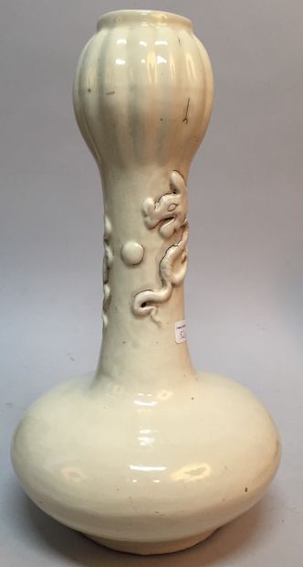 CHINE - XIXe siècle.
A pair of cream enameled...