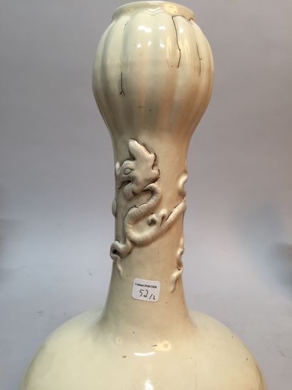CHINE - XIXe siècle.
A pair of cream enameled...