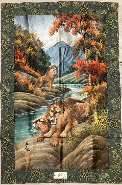 Japon - XXe siècle.
Set of four silk decoration...