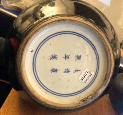 CHINE - XIXe siècle.
Bottle-shaped vase in...