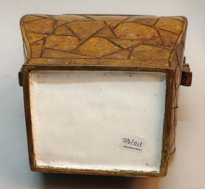 CHINE - XVIIIe-XIXe siècles.
Fanghu vase...