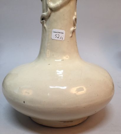 CHINE - XIXe siècle.
A pair of cream enameled...