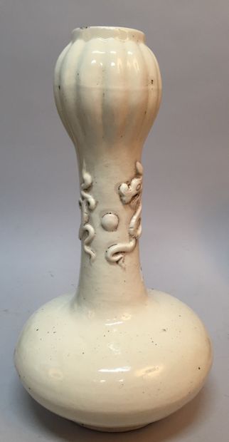 CHINE - XIXe siècle.
A pair of cream enameled...