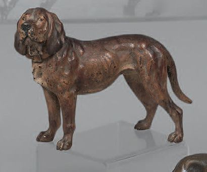 Dog on the lookout. H. : 9 cm. L. : 13 c...