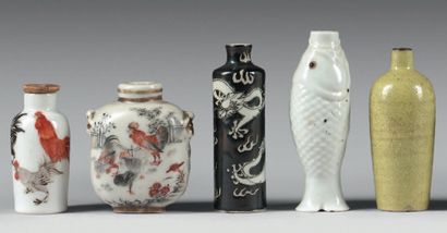 CHINE - XIXe siècle.
Five porcelain snuff...