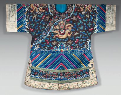 CHINE - XIXe siècle.
Brown silk dress embroidered...