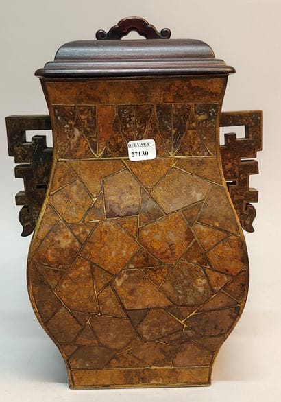 CHINE - XVIIIe-XIXe siècles.
Fanghu vase...
