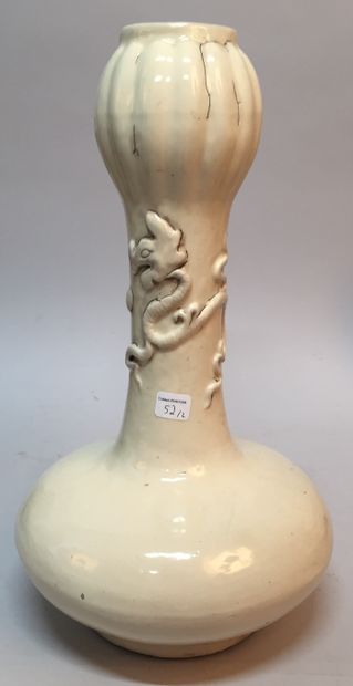 CHINE - XIXe siècle.
A pair of cream enameled...