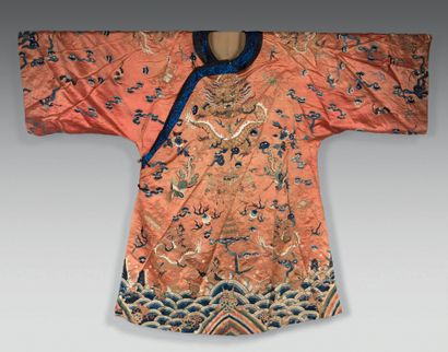 CHINE - XIXe siècle.
Orange silk dress embroidered...