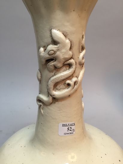 CHINE - XIXe siècle.
A pair of cream enameled...