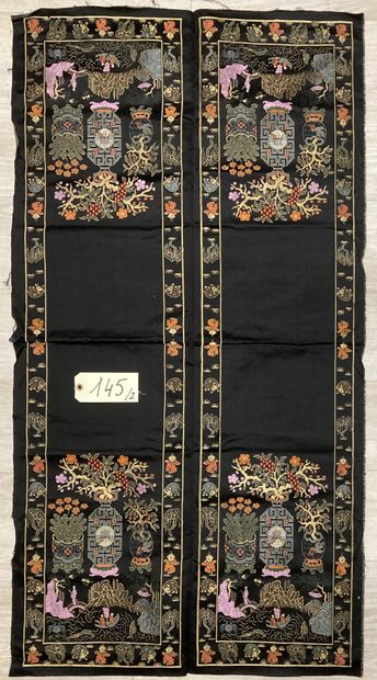 CHINE - XXe siècle.
Set of two decorative...