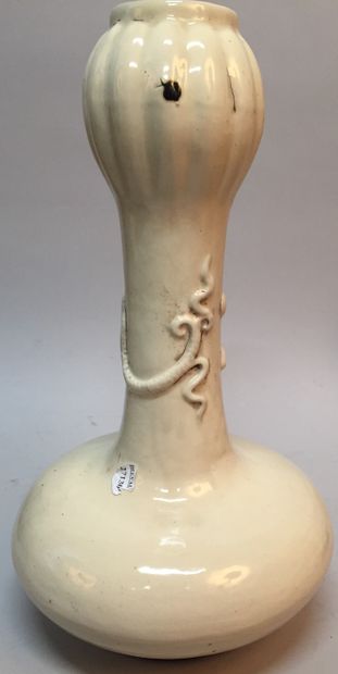 CHINE - XIXe siècle.
A pair of cream enameled...