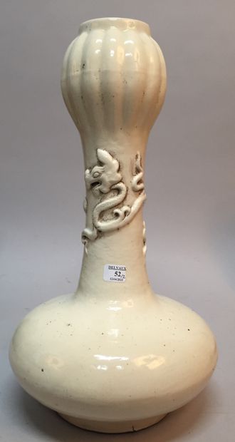 CHINE - XIXe siècle.
A pair of cream enameled...