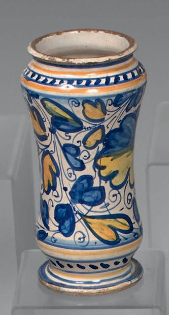 LYON, XVIe siècle.
Earthenware albarello,...