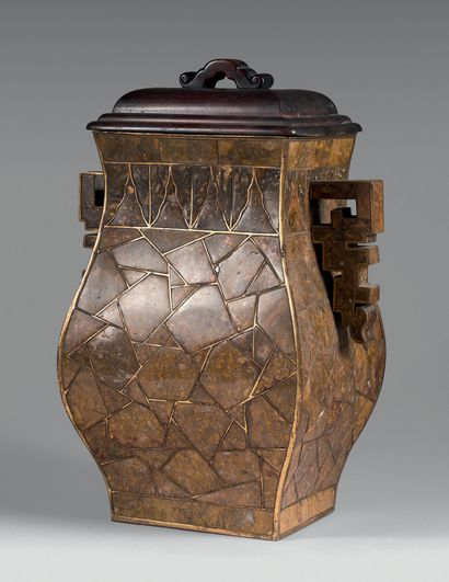 CHINE - XVIIIe-XIXe siècles.
Fanghu vase...