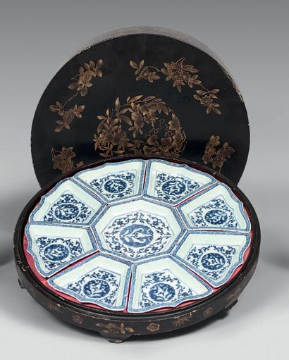 CHINE - XIXe siècle.
Porcelain drageoir composed...