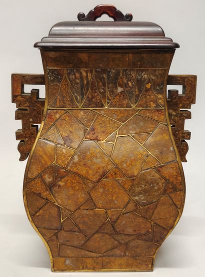 CHINE - XVIIIe-XIXe siècles.
Fanghu vase...