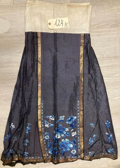 CHINE - XIXe siècle.
Set of five skirts 