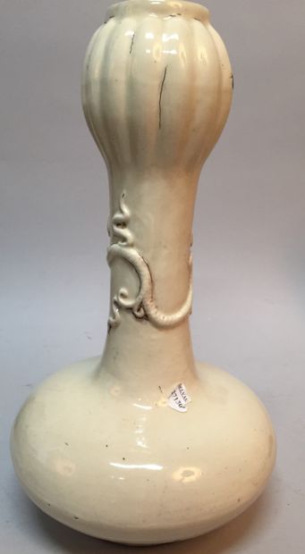 CHINE - XIXe siècle.
A pair of cream enameled...