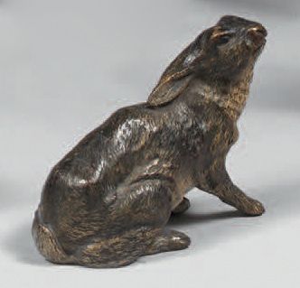 Hare sitting on the lookout. H. : 6,5 cm....