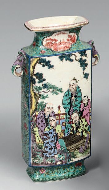 Japon - XXe siècle.
Vase of flattened form...