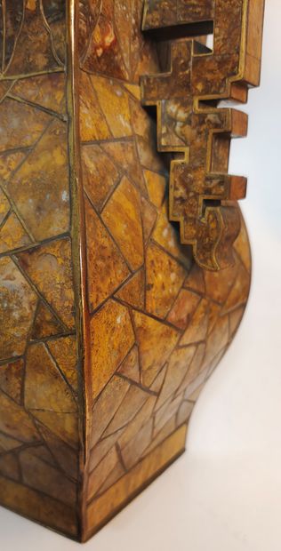 CHINE - XVIIIe-XIXe siècles.
Fanghu vase...
